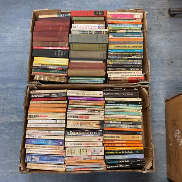 Vintage paperback book lot featuring Starsky & Hutch and Solzhenitsyn titles.