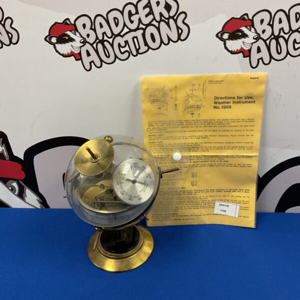 Vintage weather station model 1958 with barometer, thermometer, and hygrometer.