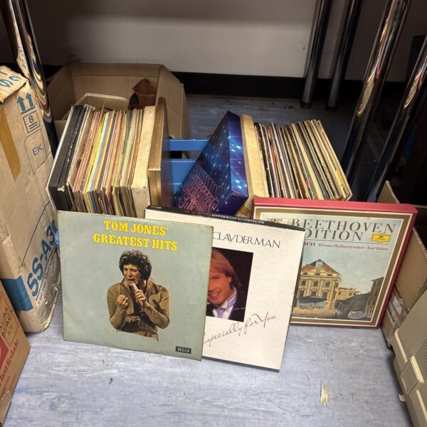 Mixed lot of vintage vinyl records including Tom Jones and Cliff Richard.