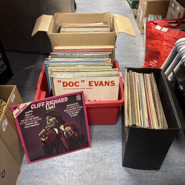 Mixed lot of vinyl records including Cliff Richard albums.