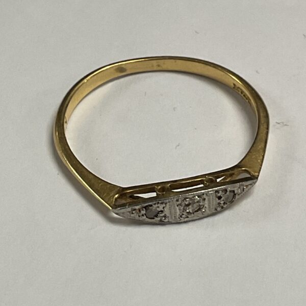 Elegant 18ct gold ring with three diamonds, size R.