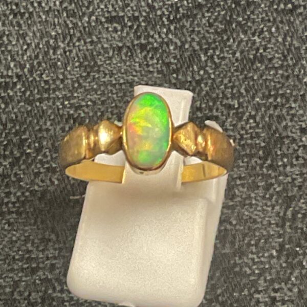 Vibrant opal set in 18ct gold ring, size O.