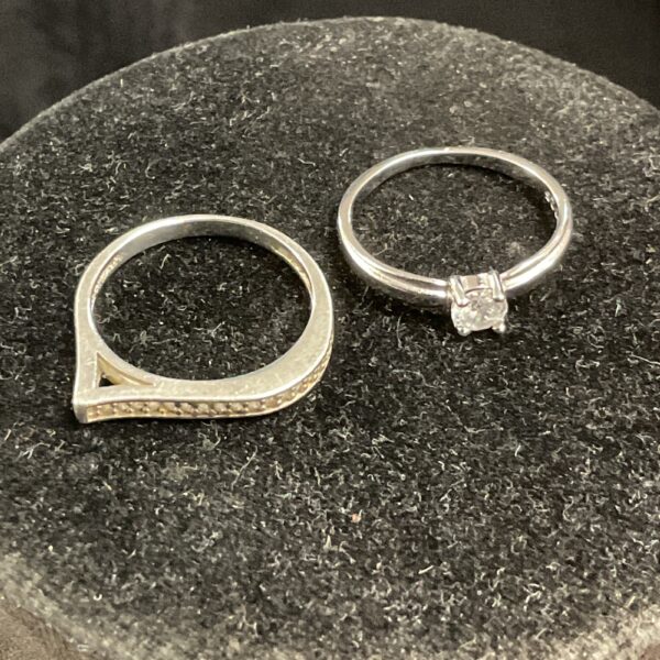 Elegant 925 silver ring set with a white stone.