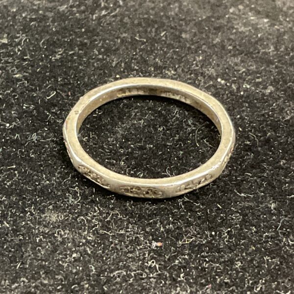Elegant 925 silver ring with sparkling white stones.