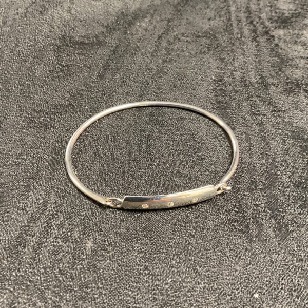 Elegant 925 silver bracelet with three stones.