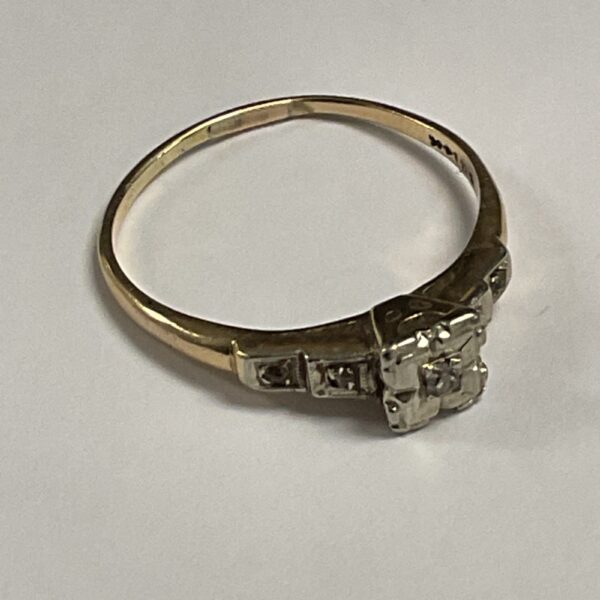 Vintage 9ct gold ring with sparkling diamonds, size P.