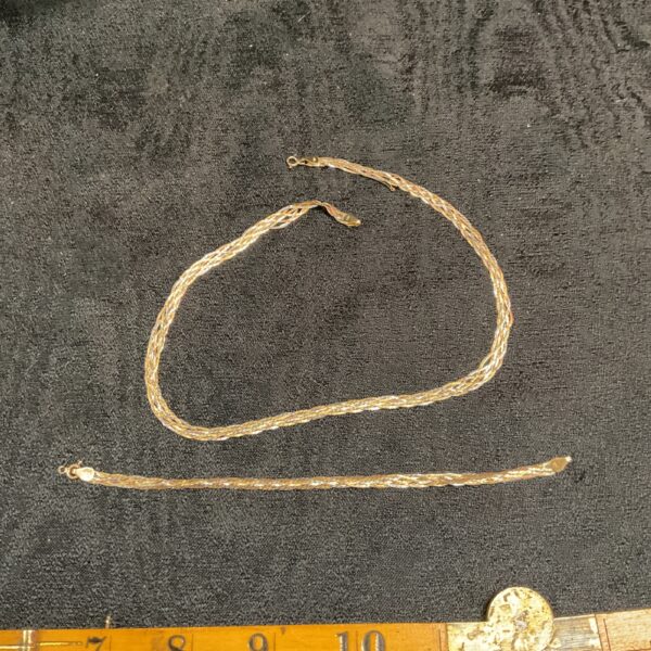 Elegant 9ct gold necklace with a flat link three-colour design.