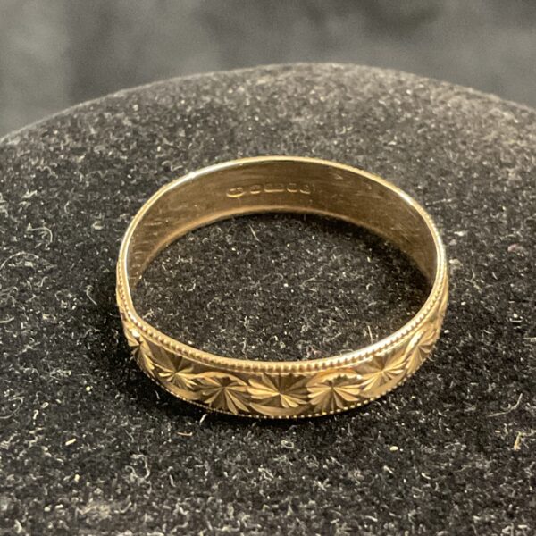 9ct gold gent’s ring with a patterned band.