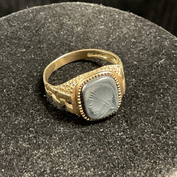 Vintage 9ct gold ring with Roman centurion hematite intaglio carving.