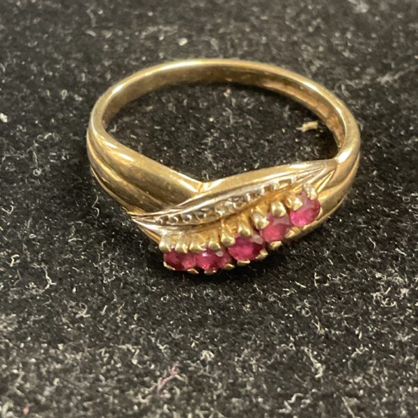 Vintage 9ct gold ring with ruby and diamond cluster.