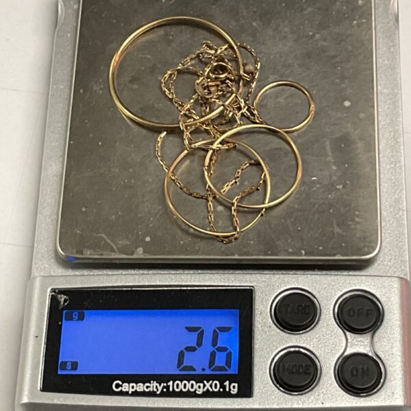 2.6 grams of 9ct gold scrap for melting and refining.