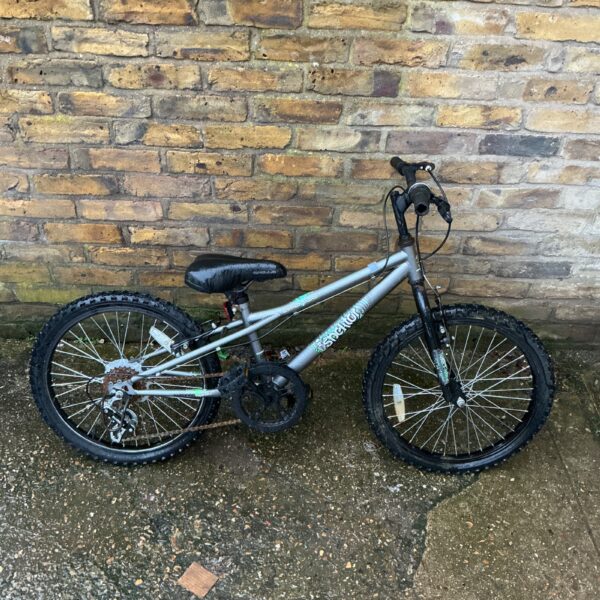 Apollo Spektar child’s bike with front suspension.