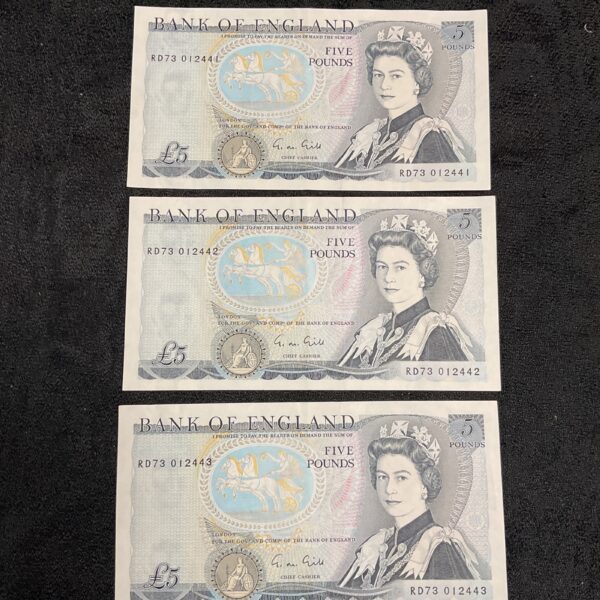 Sequential £5 Bank of England notes featuring Queen Elizabeth II.