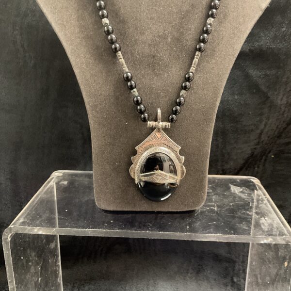 Vintage black onyx pendant necklace with geometric whitemetal design.
