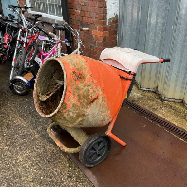 Portable cement mixer, Minimal 150 model, for garden and DIY projects.