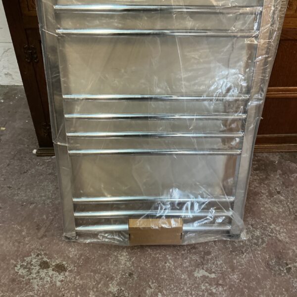 Chrome ladder radiator measuring 800x600 for bathroom heating.