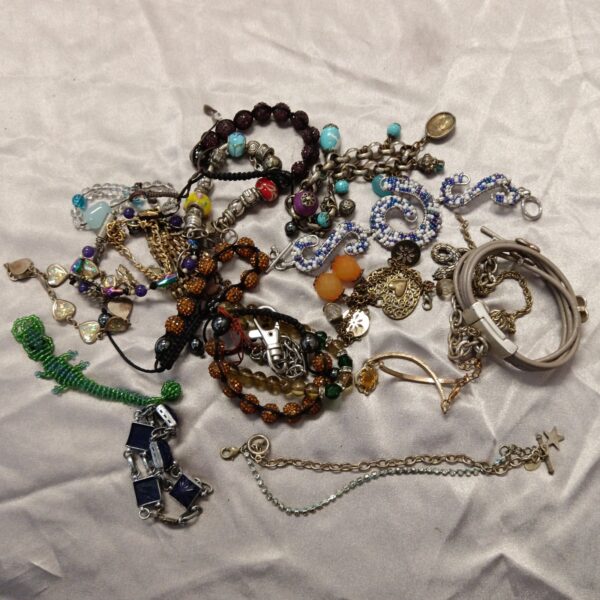 Mixed lot of colourful costume jewellery bracelets for fashion and collecting.