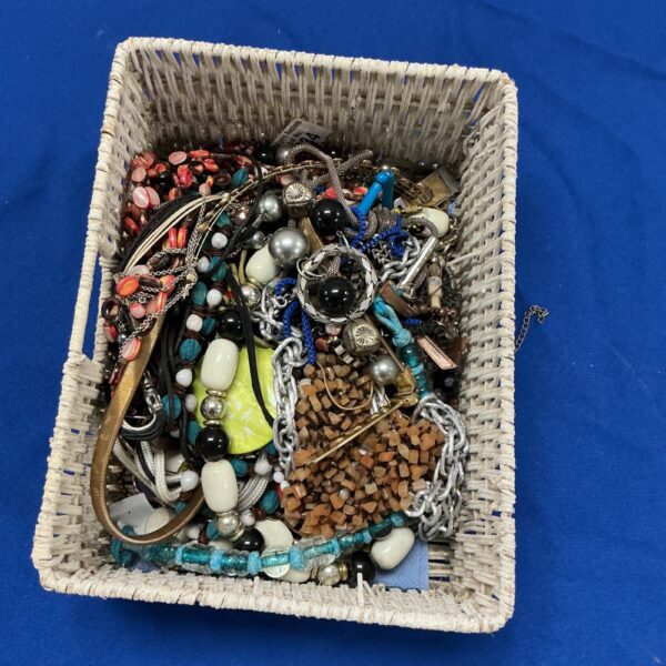Assorted vintage costume jewellery including necklaces and brooches.