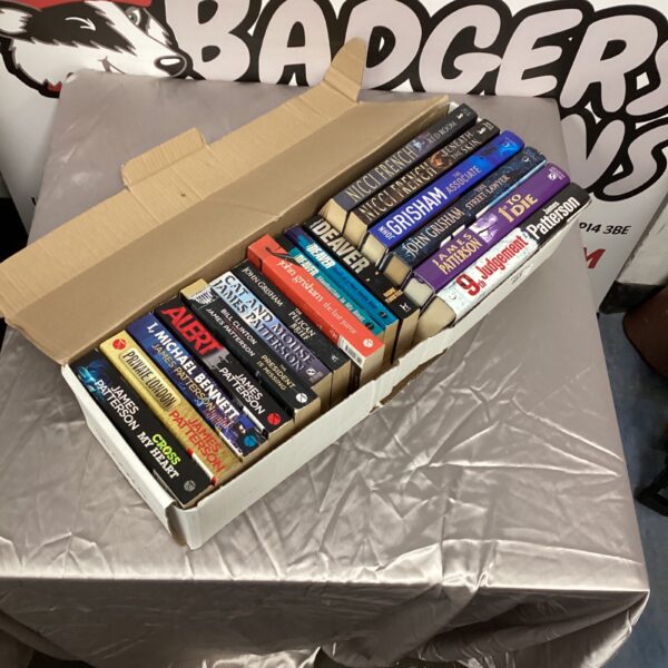 Mixed lot of crime thriller novels including John Grisham books.