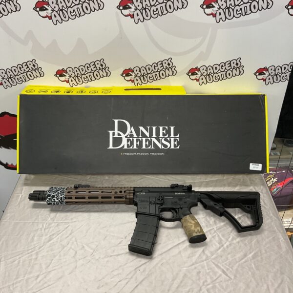 Daniel Defence DD4RIIIs airsoft rifle replica with tactical features.