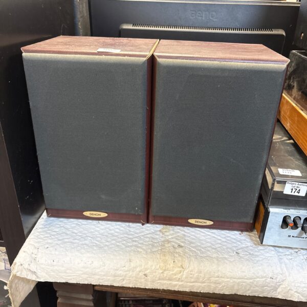 Pair of vintage Denon SC-E313 bookshelf speakers in good condition.
