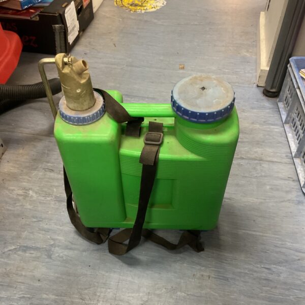 Green Di Martino Rosy 12 knapsack pressure sprayer for garden use.