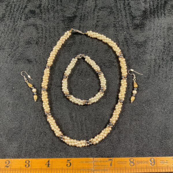 Vintage faux pearl jewellery set with necklace, bracelet and earrings.