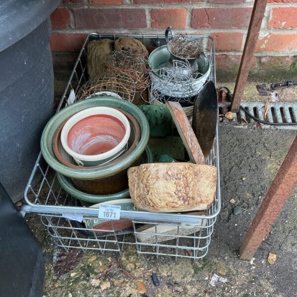Assorted terracotta and garden pots in a mixed lot.