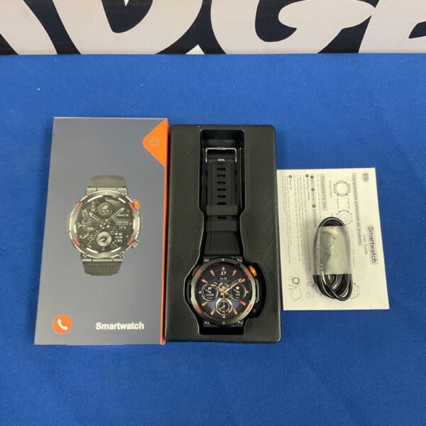 Gents smart watch with digital display and silicone strap.