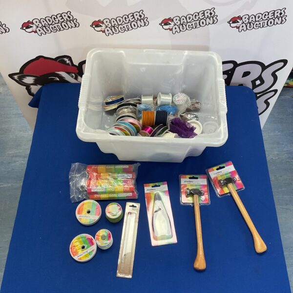 Overview of a jewellery making lot with thread, gems, and tools.