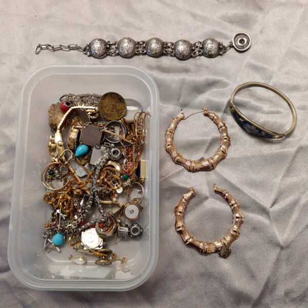 Tray of mixed vintage and costume jewellery, including a coral bracelet.