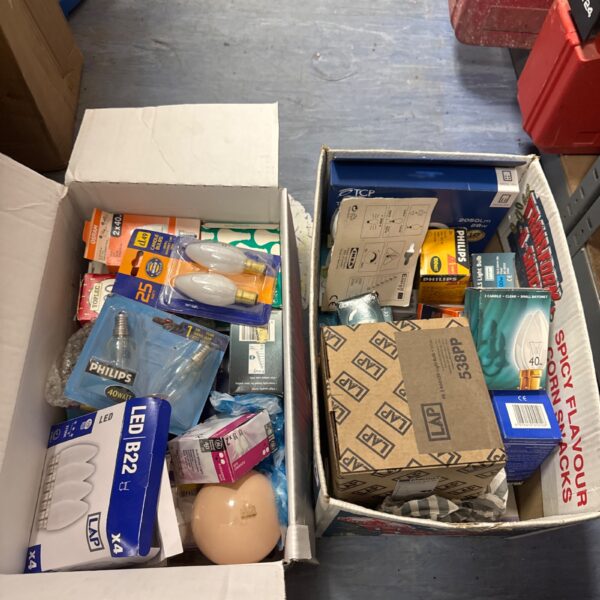 Mixed lot of light bulbs including Philips brands.