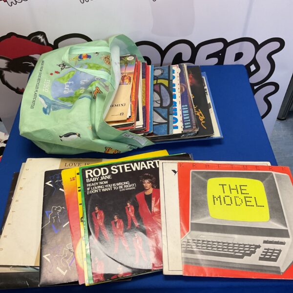 Mixed lot of vintage 7 inch vinyl records for collectors.