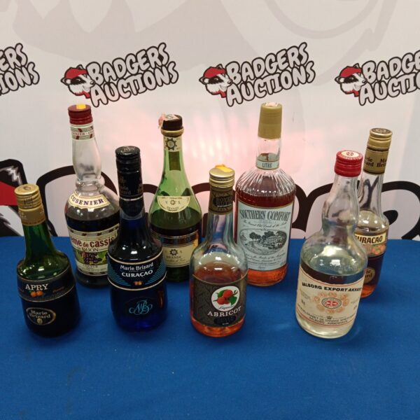 Mixed alcohol lot featuring Southern Comfort and vintage liqueur bottles.