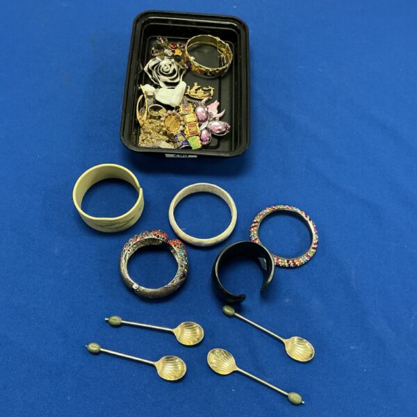 Mixed jewellery lot featuring a collection of colourful bracelets and fashion pieces.