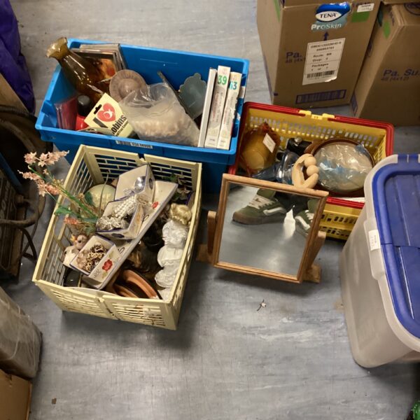 Mixed lot of vintage costume jewellery and accessories.
