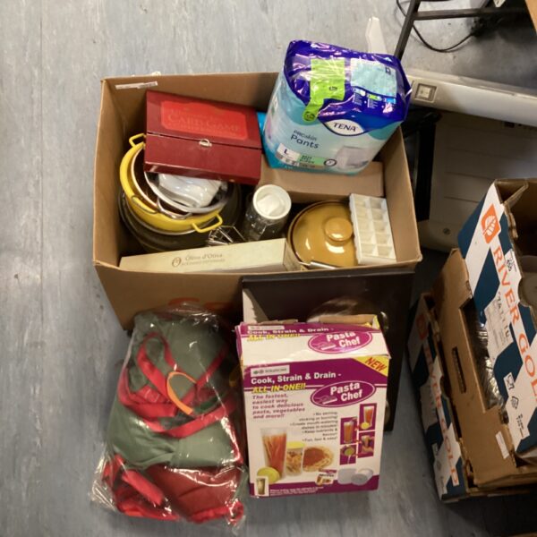 Mixed lot of kitchenware including pasta chef and sling.