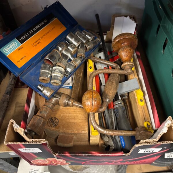 Mixed tool lot featuring a Draper socket set and various hand tools.