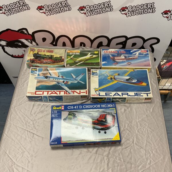 Vintage model kits lot including Airfix, Hasegawa, and Revell.