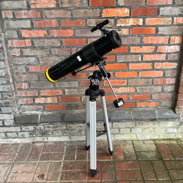 National Geographic telescope with EQ mount and tripod for astronomy.