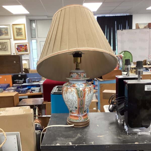 Vintage oriental table lamp with crane bird design.
