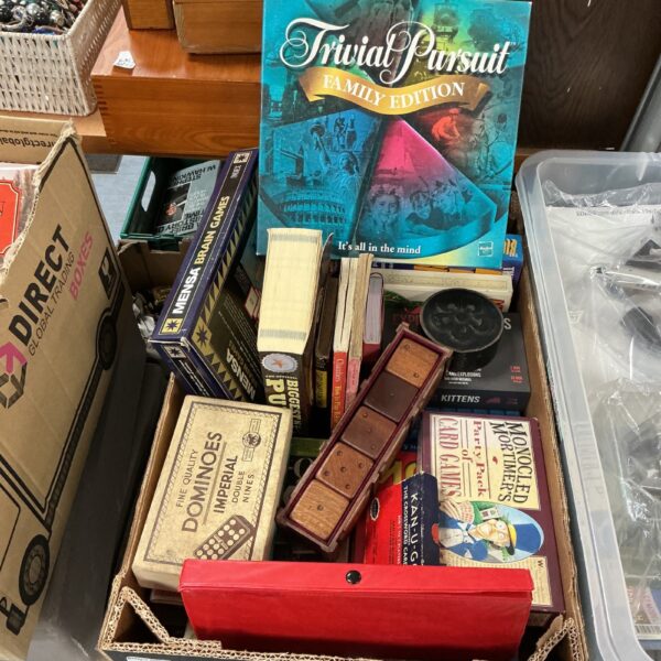 Mixed lot of vintage parlour games including Trivial Pursuit.