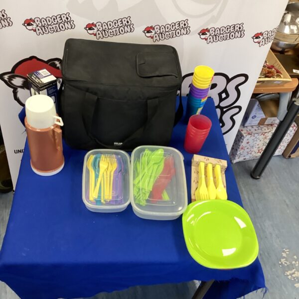 Polar cool bag set with plastic tableware and thermal flask.
