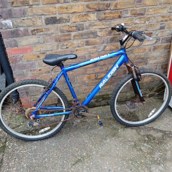 Blue Raleigh Zenon mountain bike, vintage off-road bicycle.