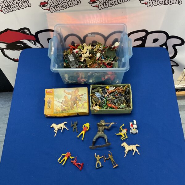 Mixed lot of vintage scale model figures including Airfix British Commandos.