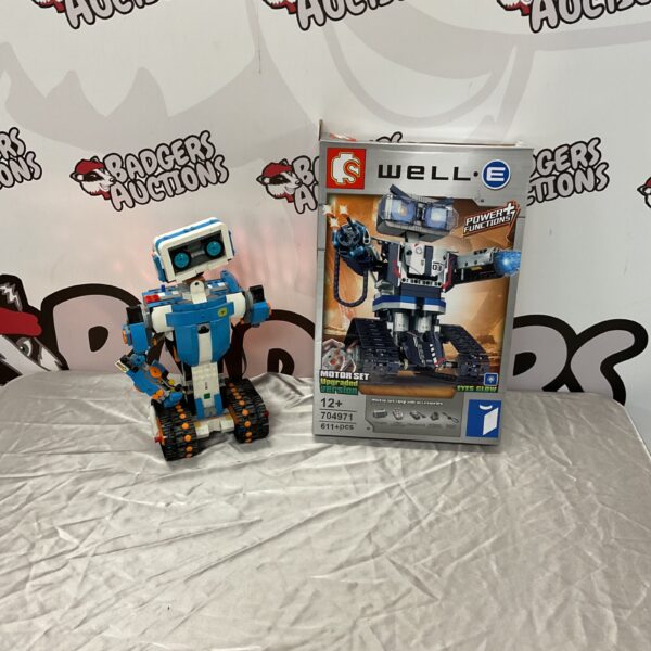 Semo Block Well E set with built and unbuilt robot models.