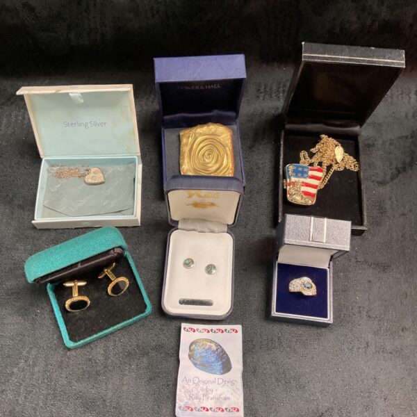 Vintage silver jewellery presented in a velvet lined box.