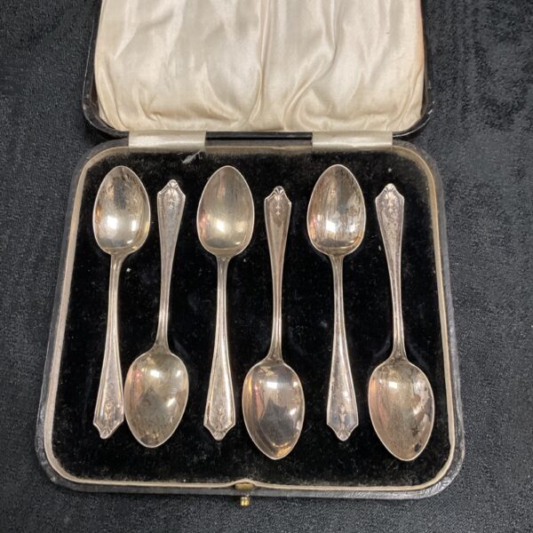 Cased set of six hallmarked silver teaspoons, vintage silverware.