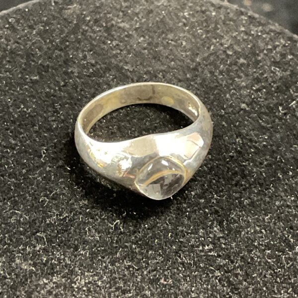 Elegant silver ring with a white stone, size L.