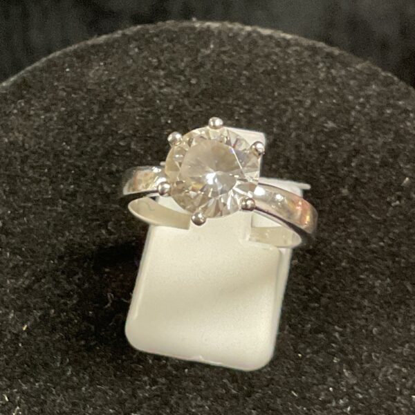 Elegant silver ring with a white stone, size P.